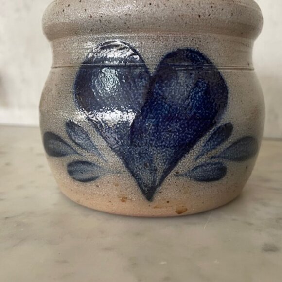 ROWE POTTERY WORKS Vintage Salt Glazed Blue Heart Pattern 1991 Crock 2 Cup - Picture 5 of 16